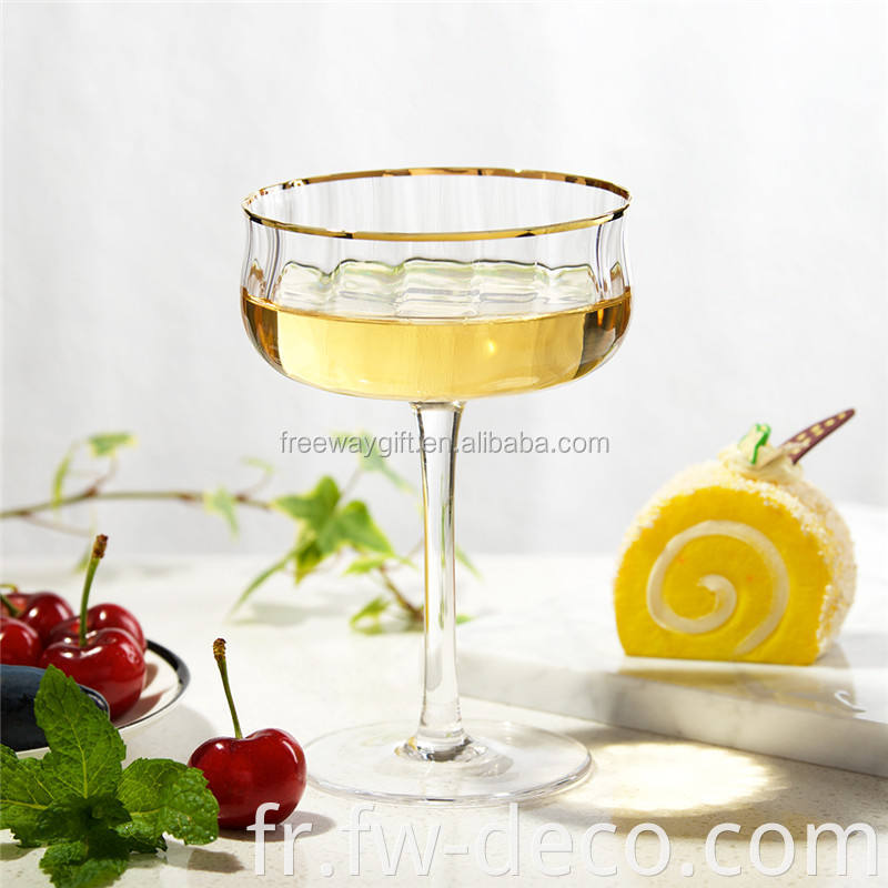 Prix ​​d'usine Verre de vin à côte transparente avec jante en or